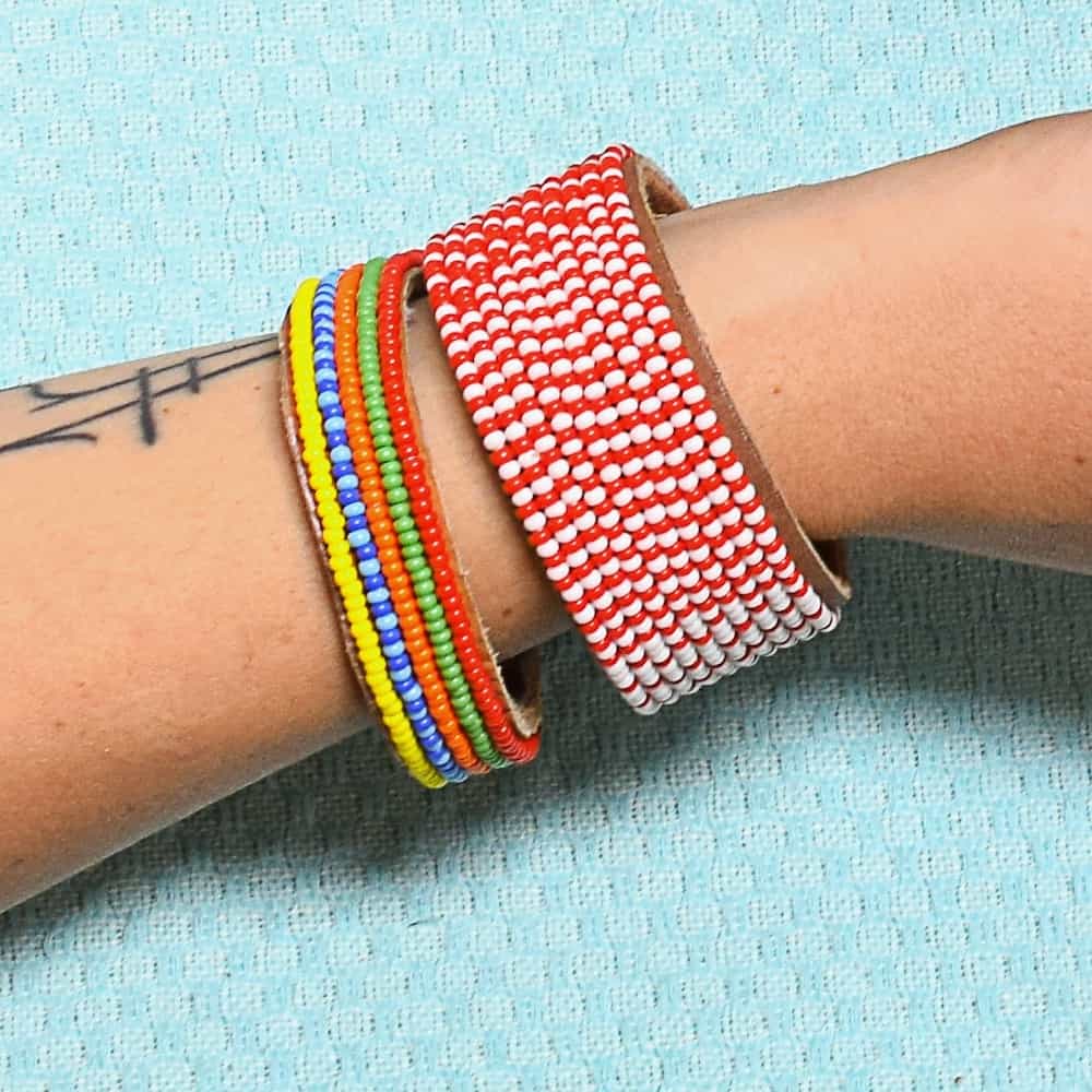 Armbänder mit kleinen bunten Perlen