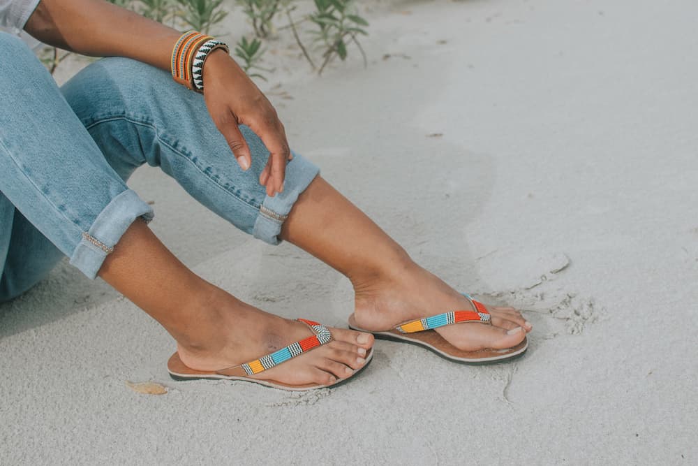 Afrikanische Sandalen mit Perlen Muster Massai Afrikanische Sandalen mit Perlen Muster Massai